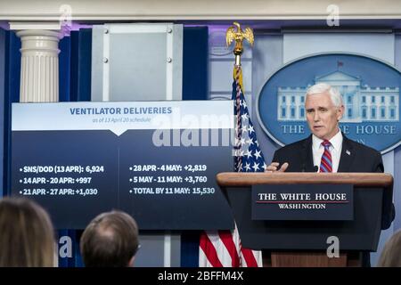 Washington, Vereinigte Staaten Von Amerika. April 2020. Vizepräsident Mike Pence hält seine Ausführungen während einer Coronavirus-Update-Briefing am Montag, 13. April 2020, im James S. Brady Press Briefing Room des Weißen Hauses. Personen: Vice President Mike Pence Credit: Storms Media Group/Alamy Live News Stockfoto