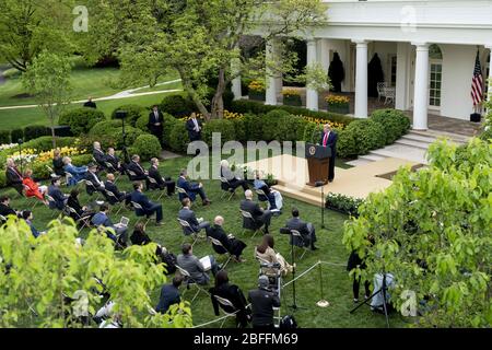 Washington, Vereinigte Staaten Von Amerika. April 2020. Präsident Donald J. Trump hält während einer Coronavirus-Update-Briefing am Dienstag, 14. April 2020, im Rosengarten des Weißen Hauses. Personen: Präsident Donald Trump Kredit: Storms Media Group/Alamy Live News Stockfoto