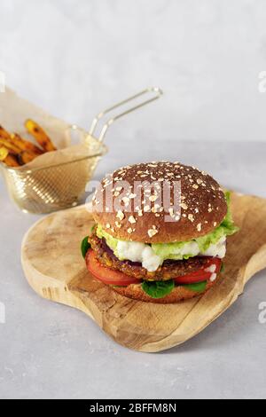 Vegane Linsen Burger mit Gemüse und Süßkartoffel Stockfoto