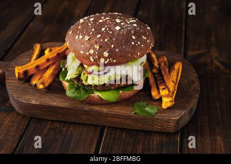 Helle und gesunde Linsen Burger auf dunklen rustikalen Hintergrund Stockfoto