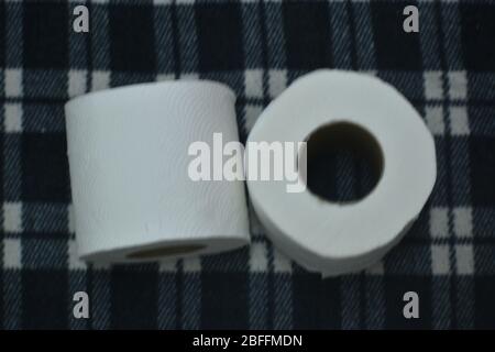Nahaufnahme von Toilettenpapierrollen isoliert in schwarzem Hintergrund Stockfoto