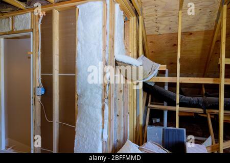 Holzbalken mit isoliert das Dachgeschoss mit Mineralwolle und Leitung Heizung Stockfoto