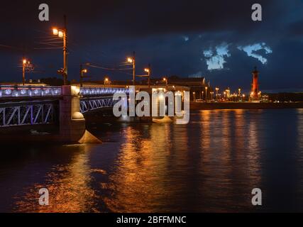 Beleuchtete Palace Bridge, Neva Böschung und Rastersäulen während der weißen Nachtsaison. Alle sind berühmte Wahrzeichen der Stadt St. Petersburg, Russi Stockfoto