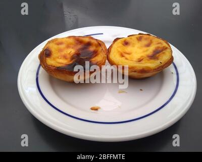 Lissabon, Portugal. 06/24/2018. Typische portugiesische Pudding-Torten - 'Pastel de Nata' oder 'Pastel de Belem'. Traditionelle portugiesische Backwaren Stockfoto