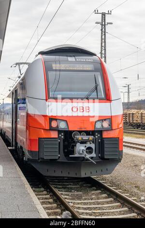 6. Feb 2020 - Attnang Puchheim: OBB-Strain im Bahnhof Attnang Puchheim nach Hallstatt auf Bahnsteig Stockfoto