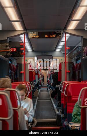 6. Feb 2020 - Altmunster, Österreich : Innenraum des Waggons der OBB nach Bad Ischl Stockfoto