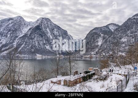 6. Feb 2020 - Hallstatt, Österreich: Touristen gehen vom Fähranleger aus vom Dorf Hallstatt aus Stockfoto