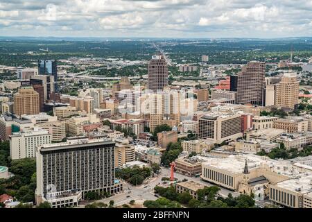 Weitwinkelansicht der Innenstadt von San Antonio, Texas, von der Spitze des Turms der Amerikas gesehen Stockfoto