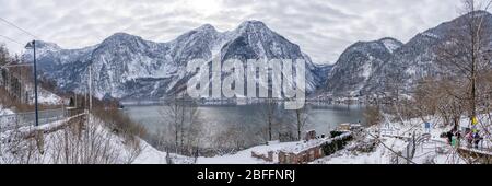 6. Feb 2020 - Hallstatt, Österreich: Panoramablick auf die Fähranlegestelle nach Hallstatt Stockfoto