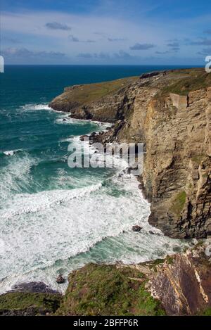 Raue See zerklüftete Küste Nord Cornwall England Stockfoto