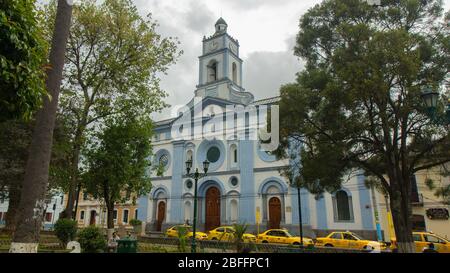 Cayambe, Pichincha / Ecuador - Februar 24 2020: Menschen, die vor der Cayambe Matriz Kirche, vor dem Central Park. Es war BU Stockfoto