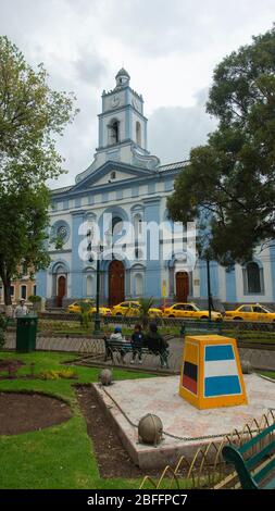 Cayambe, Pichincha / Ecuador - Februar 24 2020: Menschen, die vor der Cayambe Matriz Kirche, vor dem Central Park. Es war BU Stockfoto