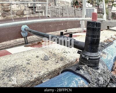 Kunststoff-Pipeline für Trinkwasserversorgung von der Hauptstadtzweig zu jedem Haus. Stockfoto