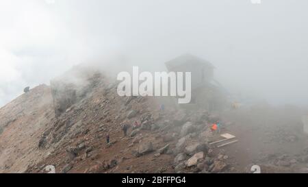 Cayambe, Pichincha / Ecuador - Februar 24 2020: Gruppe von Touristen, die die Landschaft des Cayambe Vulkans in der Nähe der Ruales Oleas Berge Hütte betrachten Stockfoto