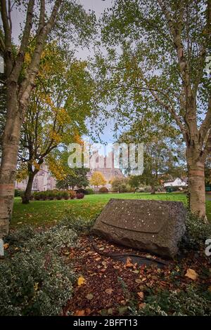 Ruhige Sicht auf den Stadtpark in Adare, Grafschaft Limerick Irland an einem Herbsttag im Oktober mit der Holy Trinity Abbey Church im Hintergrund Stockfoto