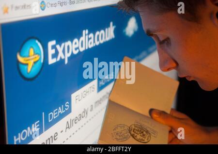 Anschauliches Bild der Expedia-Website. Stockfoto