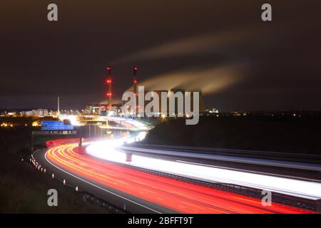 Leichte Wege vom Verkehr auf der Autobahn A1 mit Ferrybridge Kraftwerk, das jetzt abgerissen wurde Stockfoto