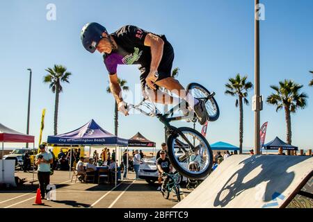 Ein Biker des BMX Freestyle Teams springt bei einer Geschicklichkeitstdemonstration in Huntington Beach, CA, von einer Rampe. Stockfoto