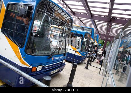 Stagecoach Busse und Passagiere an einem Busbahnhof, Cambridge. Stockfoto