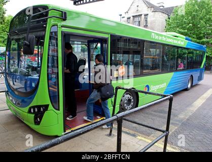 Stagecoach Busse und Passagiere an einem Busbahnhof, Cambridge. Stockfoto