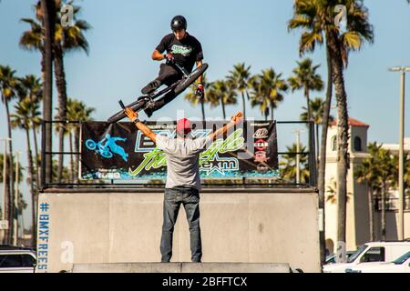 Ein Biker des BMX Freestyle Teams springt bei einer Geschicklichkeitstdemonstration in Huntington Beach, CA, von einer Rampe. Stockfoto