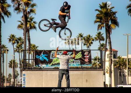 Ein Biker des BMX Freestyle Teams springt bei einer Geschicklichkeitstdemonstration in Huntington Beach, CA, von einer Rampe. Stockfoto