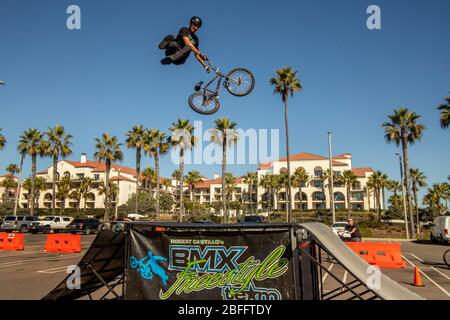 Ein Biker des BMX Freestyle Teams springt bei einer Geschicklichkeitstdemonstration in Huntington Beach, CA, von einer Rampe. Stockfoto