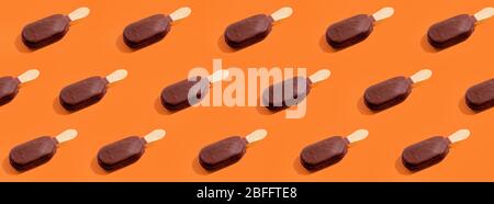 Eis Schokolade Eis-Eis-Eis-Eis-Muster auf trendigen lebendigen orange Hintergrund Stockfoto