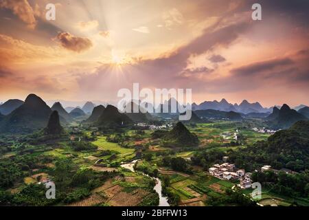 Landschaft der Karstgebirge und Li River bei Sonnenuntergang, Guilin, China