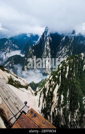 Blick vom berühmten gefährlichen Huashan Plank Walk, nahe Xian, China. Stockfoto