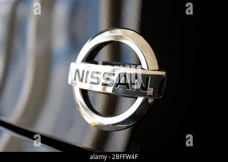 Das Nissan-Emblem, dass Addorns der Front ihres Autos Stockfoto