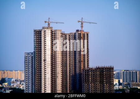 Luftaufnahme des Gebäudes im Bau mit Kran an der Spitze Stockfoto