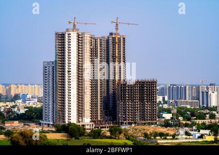 Luftaufnahme des Gebäudes im Bau mit Kran an der Spitze Stockfoto