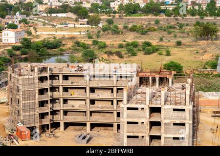 Luftaufnahme des Skeletts einer im Bau befindlichen Schule mehrstöckigen Gebäude in der Entwicklung Landschaft Stockfoto