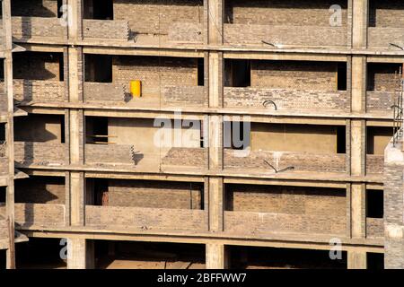 Nahaufnahme eines im Bau befindlichen mehrstöckigen Gebäudes mit betonierten Außenwänden Stockfoto