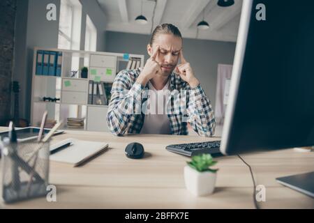 Foto von müde depressiven Geschäft schöner Kerl halten Finger Schläfen leiden fühlen schwindlig Arbeit Tag Nacht Augen geschlossen tragen casual Outfit sitzen Stockfoto