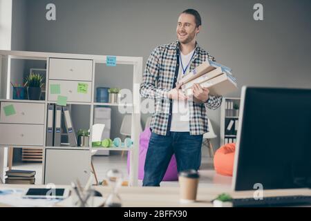 Foto von stattlichen Business guy Firma neue Trainee Team Building Spezialist Administrator Manager helfen Chef mit Ordnern Dokumente tragen Casual Shirt Stockfoto