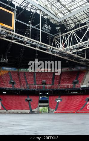 Innenansicht der Johan Cruyff Arena während der Nebensaison mit dem Spielfeld, das mit Metallplatten bedeckt ist, als Vorbereitung für ein Konzert in Amsterdam Stockfoto