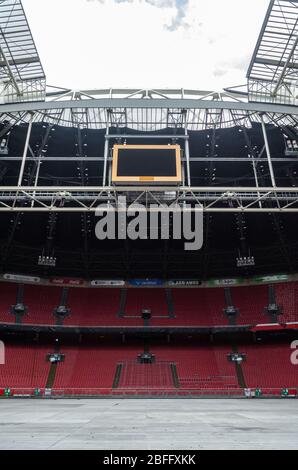 Innenansicht der Johan Cruyff Arena während der Nebensaison mit dem Spielfeld, das mit Metallplatten bedeckt ist, als Vorbereitung für ein Konzert in Amsterdam Stockfoto