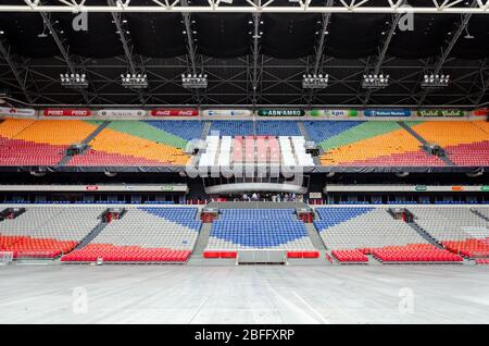 Innenansicht der Johan Cruyff Arena während der Nebensaison mit dem Spielfeld, das mit Metallplatten bedeckt ist, als Vorbereitung für ein Konzert in Amsterdam Stockfoto