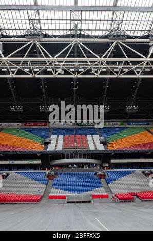 Innenansicht der Johan Cruyff Arena während der Nebensaison mit dem Spielfeld, das mit Metallplatten bedeckt ist, als Vorbereitung für ein Konzert in Amsterdam Stockfoto