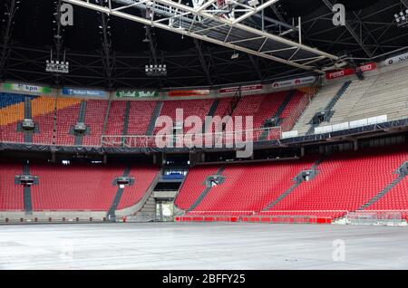 Innenansicht der Johan Cruyff Arena während der Nebensaison mit dem Spielfeld, das mit Metallplatten bedeckt ist, als Vorbereitung für ein Konzert in Amsterdam Stockfoto