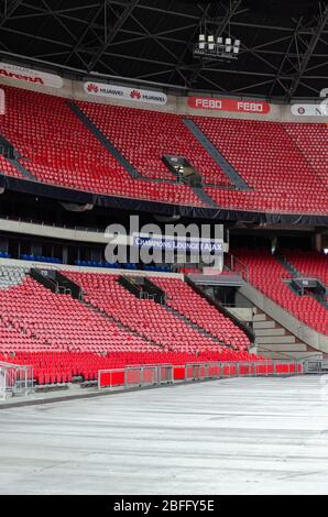 Innenansicht der Johan Cruyff Arena während der Nebensaison mit dem Spielfeld, das mit Metallplatten bedeckt ist, als Vorbereitung für ein Konzert in Amsterdam Stockfoto