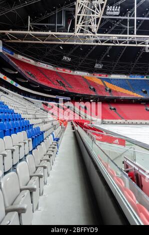 Innenansicht der Johan Cruyff Arena während der Nebensaison mit dem Spielfeld, das mit Metallplatten bedeckt ist, als Vorbereitung für ein Konzert in Amsterdam Stockfoto