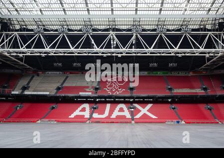 Innenansicht der Johan Cruyff Arena während der Nebensaison mit dem Spielfeld, das mit Metallplatten bedeckt ist, als Vorbereitung für ein Konzert in Amsterdam Stockfoto