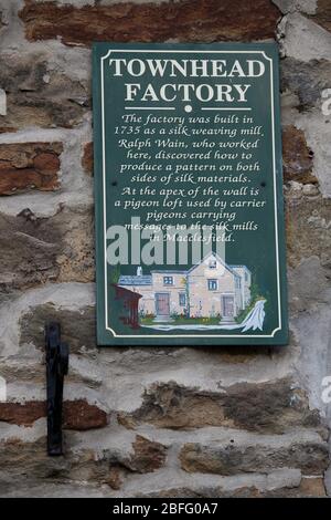 Touristeninformation Schild auf dem historischen Townhead Factory Gebäude in Eyam in Derbyshire Stockfoto