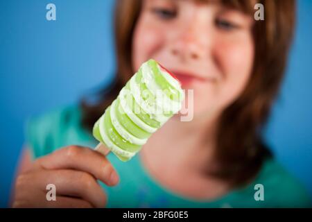 Ein junges Mädchen genießt eine Wände Twister-Markt, eine Marke von Unilever. Stockfoto