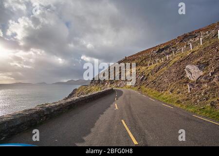 Blick auf die Küstenstraße im Herbst auf den Slea Head Pass, Wild Atlantic Way auf der Dingle Peninsula, Irland. Stockfoto