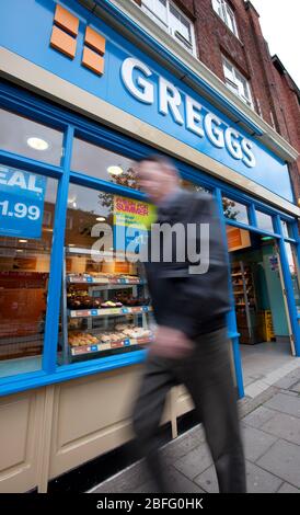 Eine Person geht vorbei an einem Zweig der Greggs den Bäcker. Stockfoto