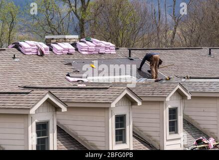 Dacheindeckung Auftragnehmer entfernen die alten Fliesen vor dem Austausch mit neuen Schindeln auf einem Stadthaus Dach Stockfoto